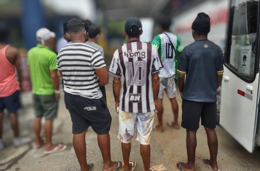  Trabalhadores resgatados de condições análogas à escravidão na Serra Gaúcha chegam a Feira de Santana; ouça os relatos