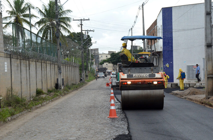  Prefeitura avança com asfaltamento de ruas no Alto do Papagaio e Mangabeira
