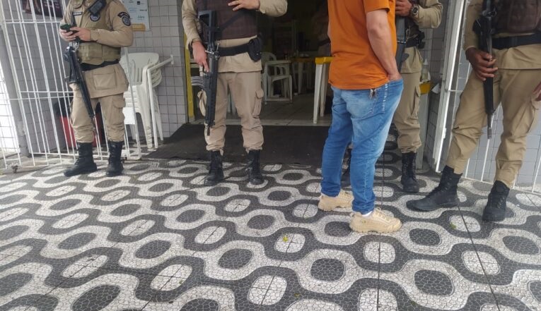  Chacina em Feira: Quatro ciganos são mortos e uma mulher fica ferida dentro de restaurante