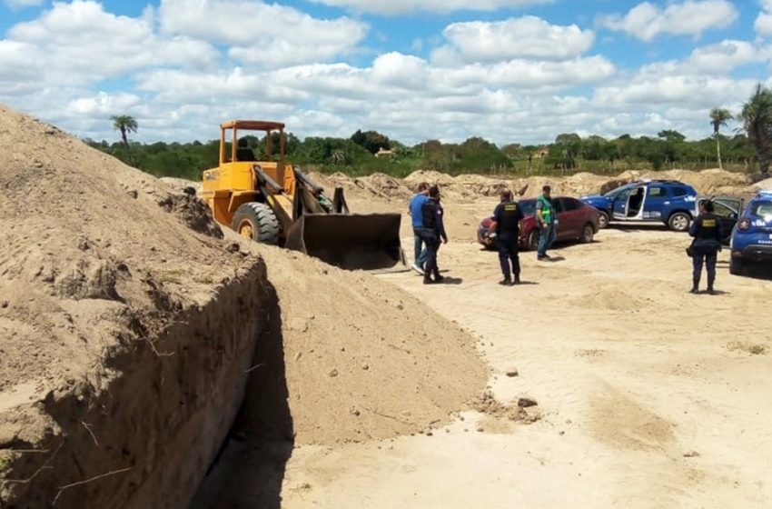  Semmam e Guarda Municipal apreendem veículo utilizado em extração ilegal de areia
